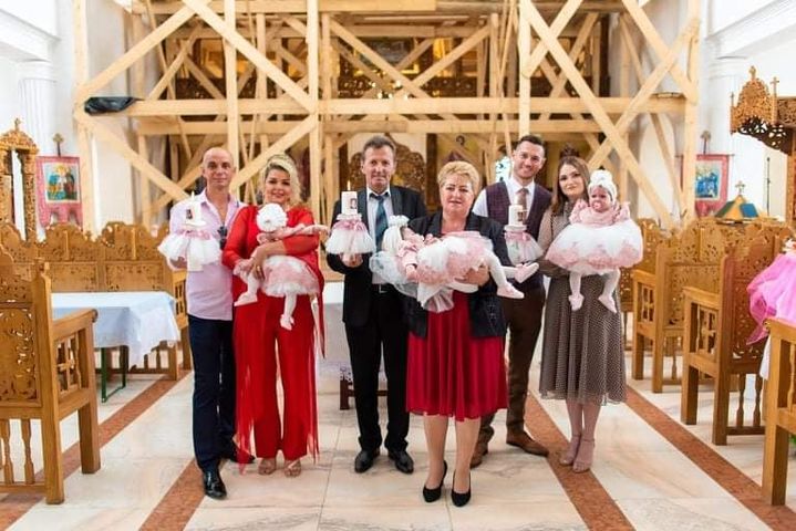 Fotografia unei familii numeroase după botez