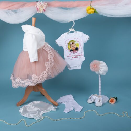 Ținuta Marguerite formată din rochița roz pudră și accesorii elegante, reprezintă o mărturie specială de dragoste pentru o mică prințesă.