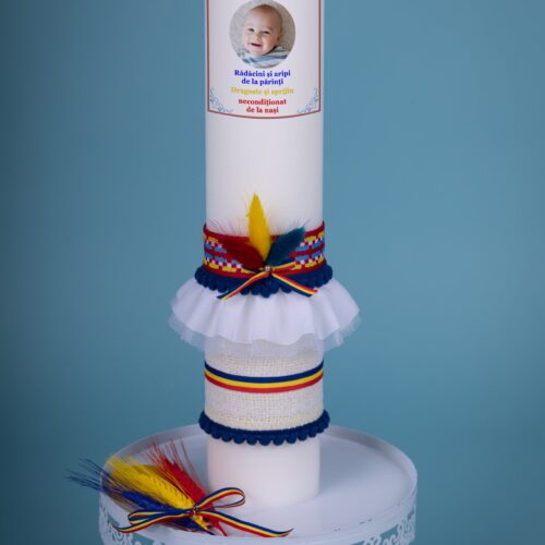 Lumânare botez băiat stil tradițional romanesc, ceară albă, accesorizată manual, personalizata gratuit pe AmedeBebe.com