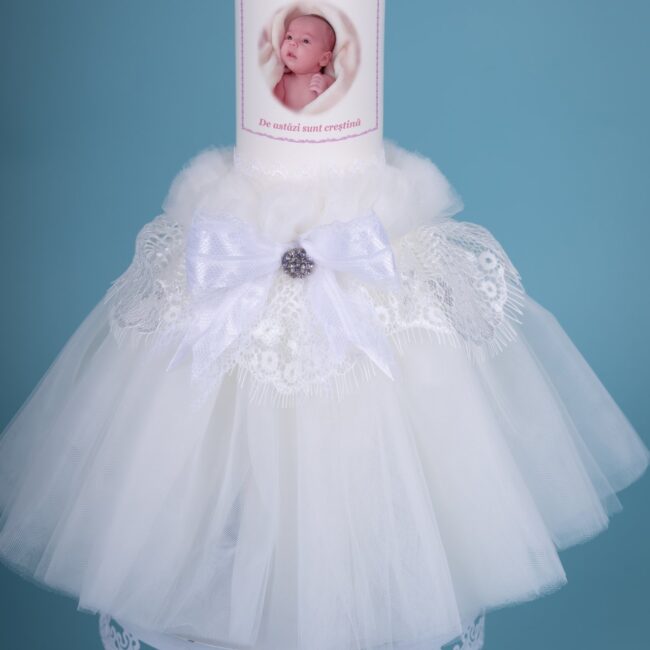 Lumânare botez fetiță cu tull și dantelă roz albă-ivoire, conține ceară de cea mai bună calitate, accesorizată manual pe AmedeBebe.com