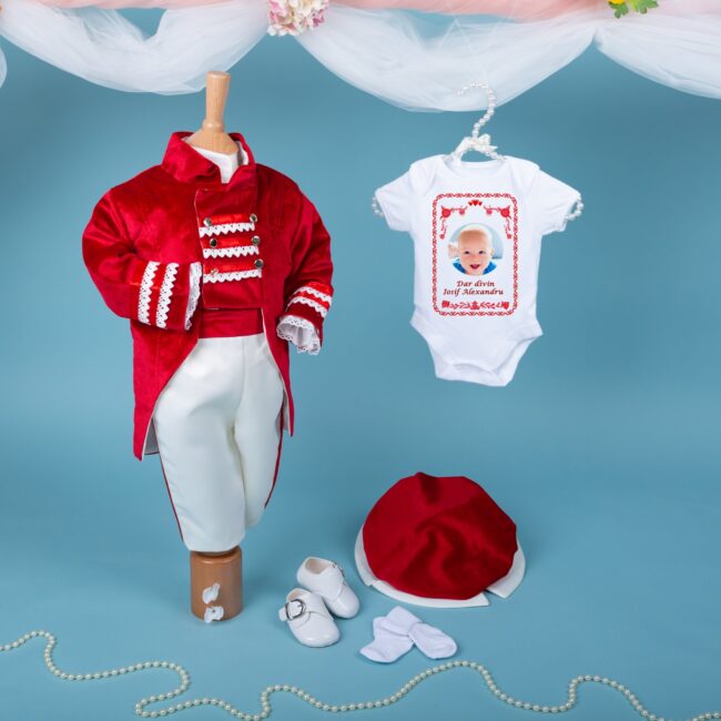 Acestă ţinută conține 7 piese: pantaloni, sacou de catifea, cămașă din bumbăcel fin, pălăriuță, pantofiori, șosete si body personalizat.