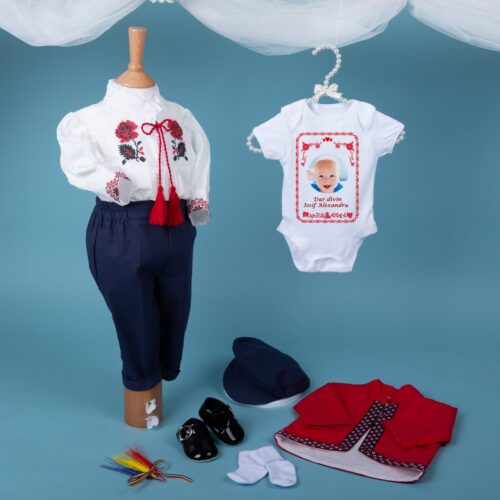 Costumas baieti cu motivele florale de inspirație folclorică romaneasca, camașa ie cu broderie din pânză topită.