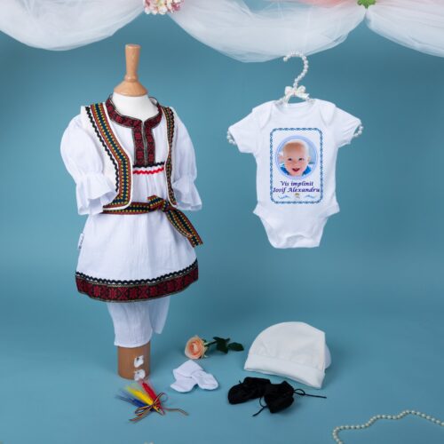 Costumas botez traditional, accesorizat cu pazmanterii și broderii din cultura și tradițiile românești.