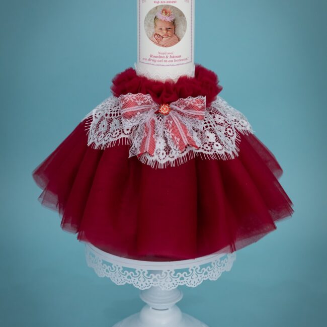 Comanda lumânare botez fetita, personalizata cu tull și dantelă rosu burgundy, accesorizată manual si personalizata cu livrare in Europa pe AmedeBebe.com