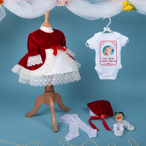 Rochiță botez delicată din catifea culoare rosu burgundy cu buline jucăușe cu fustă de catifea creață, cu terminații de dantelă și broderie florală.