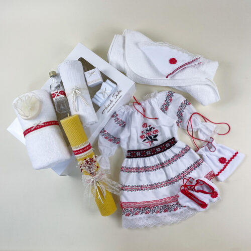Trusou Botez Fetiță Tradițional ESENȚIAL ANA, 15 Piese, Ie, Fustă și Lumânare din Ceară Naturală Tip Fagure, Alb-Roșu, 0-3 / 3-6 / 6-9 / 9-12 Luni